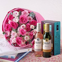 〈日比谷花壇〉ハーフボトルワイン（SHINY & RICH）とピンクのスプレーバラの花束
